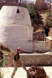 Image du Maroc Professionnelle de  Un ouvrier pétrit l’argile imprégnée d’eau dans les ateliers de la Colline des Potiers à Safi, Vendredi 29 Août 1997. (Photo / Abdeljalil Bounhar)